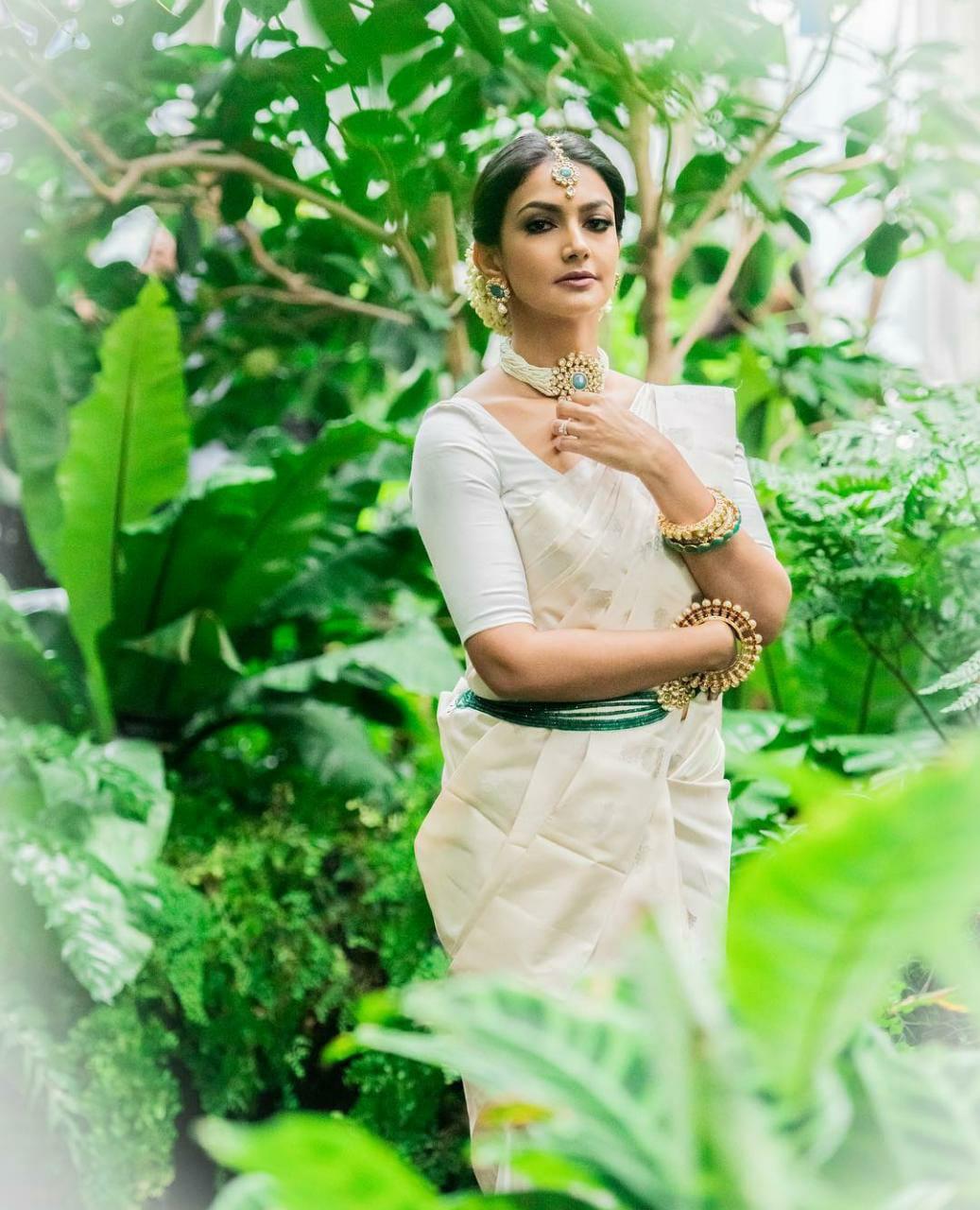 Elegant Off-White Soft Lichi Silk Saree – Premium Jacquard Collection