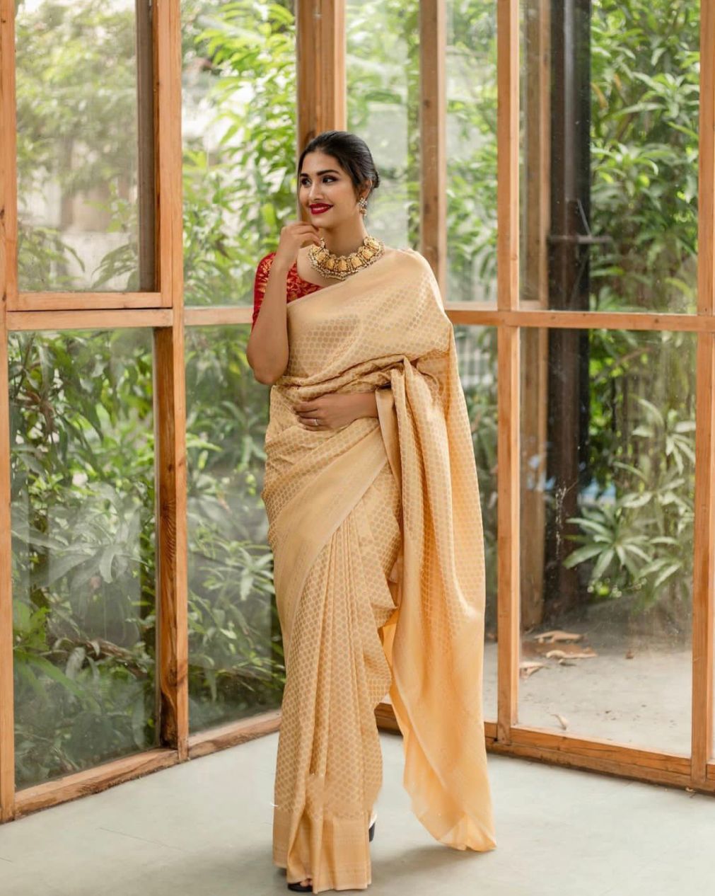 Royal Gold Soft Lichi Silk Saree – Elegant Jacquard Weaving