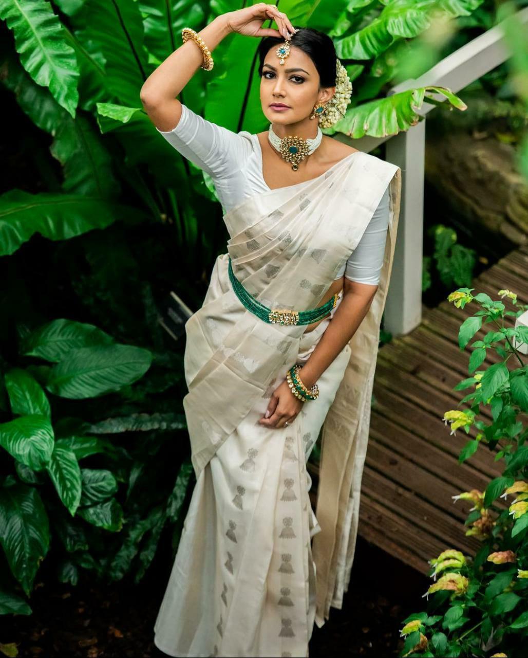 Elegant Off-White Soft Lichi Silk Saree – Premium Jacquard Collection